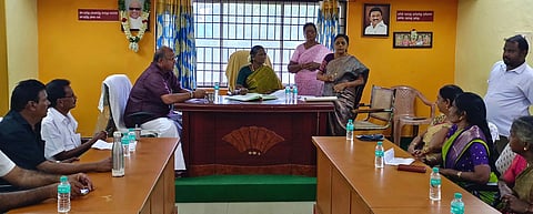 ஆலங்காயத்தில் பேரூராட்சித் தலைவா் தமிழரசி வெங்கடேசன் தலைமையில் நடைபெற்ற மன்றக் கூட்டம்.