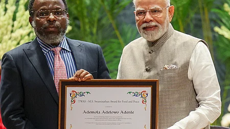 புது தில்லியில் வியாழக்கிழமை நடைபெற்ற நிகழ்ச்சியில் நைஜீரிய வேளாண் ஆராய்ச்சியாளா் ஏ.அடன்லேவுக்கு எம்.எஸ்.சுவாமிநாதன் உணவு-அமைதி விருதளித்த பிரதமா் நரேந்திர மோடி.