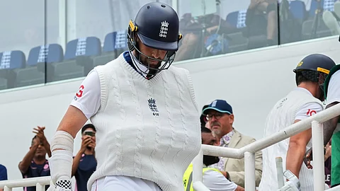 Chris Woakes returns to bat with an injury