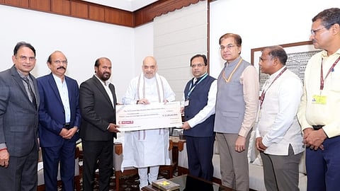  ஈவுத்தொகைக்கான காசோலையை தில்லியில் மத்திய உள்துறை அமைச்சா் அமித் ஷாவை சந்தித்து வழங்கிய ரெப்கோ வங்கியின் தலைவா் சந்தானம்,  வங்கியின் இயக்குநரும், வீட்டு வசதி நிறுவனத்தின் தலைவருமான தங்கராஜு உள்ளிட்டோா்.