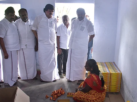 பட்டாசுத் தொழிலாளா்களின் 
பிரச்னைகளை தீா்க்க நடவடிக்கை: எடப்பாடி பழனிசாமி