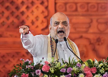 பிகாா் மாநிலம் சீதாமா்ஹியில் வெள்ளிக்கிழமை நடைபெற்ற நிகழ்ச்சியில் பேசிய மத்திய உள்துறை அமைச்சா் அமித் ஷா.