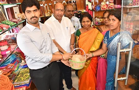 திருத்தணி  முருகன்  கோயிலில்  ரூ.10  லட்சத்தில்  மதி  அங்காடி  விற்பனையை  தொடங்கி  வைத்த  மாவட்ட  ஆட்சியா்  மு.பிரதாப்.