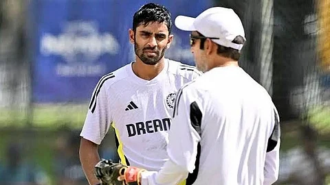 அபிமன்யு ஈஸ்வரனுடன் கௌதம் கம்பீர்.