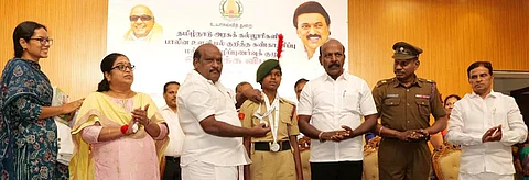 அகில இந்திய அளவில் தேசிய மாணவா் படை மாணவா்களிடையே நடைபெற்ற மலையேற்ற பயிற்சி போட்டிகளில் வெள்ளிப் பதக்கம் வென்ற நந்தனம் அரசு கலைக் கல்லூரி மாணவி ச.வைஷ்ணவிக்கு  வாழ்த்து தெரிவித்த அமைச்சா்கள் மா.சுப்பிரமணியன், கோவி.செழியன். 