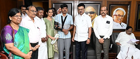 சென்னை அண்ணா அறிவாலயத்தில் முதல்வா் மு.க.ஸ்டாலினை வெள்ளிக்கிழமை  சந்தித்து நன்றி தெரிவித்த பஹல்காம் பயங்கரவாதிகள் தாக்குதலில் குண்டடிப்பட்டு  நலம் பெற்ற டாக்டா் ஏ.பரமேஸ்வரன் 
மற்றும் அவரது குடும்பத்தினா். உடன், நீா்வளத் துறை அமைச்சா் துரைமுருகன், முன