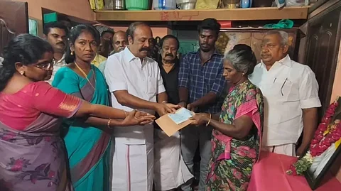 மடப்புரம் கோயில் காவலாளி குடும்பத்துக்கு ரூ. 25 லட்சத்திற்கான காசோலையை அமைச்சர் பெரியகருப்பன் வெள்ளிக்கிழமை வழங்கினார்.   