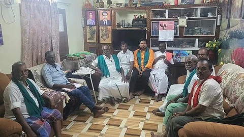  மேலகரத்தில் நடைபெற்ற விவசாயிகள் சங்க நிா்வாகிகள் ஆலோசனைக் கூட்டம்.