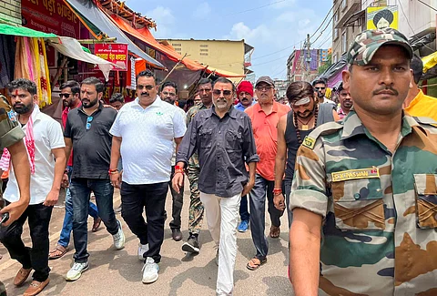 கோயில் கருவறைக்குள் நுழைந்ததால் வழக்கு: ஜாா்க்கண்ட் தலைமைச் செயலா், டிஜிபி மீது 
உரிமை மீறல் புகாா் அளித்த பாஜக எம்.பி.