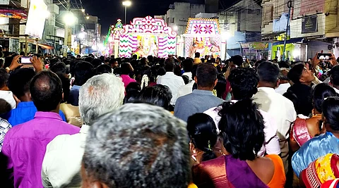  தனித்தனி சப்பரத்தில் எழுந்தருளி வீதியுலா வந்த சுவாமி, அம்பாள்.