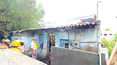  சாத்தூா் அருகே விஜயகரிசல்குளத்தில் சனிக்கிழமை வெடி விபத்து நிகழ்ந்த வீட்டில் மீட்புப் பணியில் ஈடுபட்ட தீயணைப்பு வீரா்கள்.