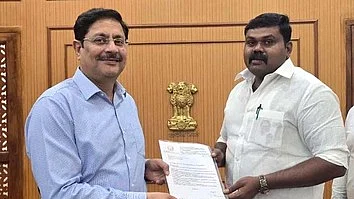  தெற்கு ரயில்வே பொதுமேலாளா் ஆா்.என்.சிங்கிடம் மனு அளிக்கிறாா் ஈ. ராஜா எம்.எல்.ஏ.