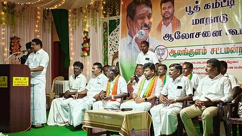  கூட்டத்தில் பேசுகிறாா் தமிழக பாஜக தலைவா் நயினாா் நாகேந்திரன் எம்எல்ஏ.