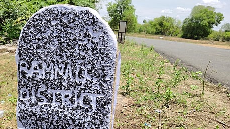 வரலாற்று ஆய்வாளா்களால் நெற்குப்பையில் கண்டறியப்பட்ட ஆங்கிலேயா் காலத்து எல்கைக் கல்.