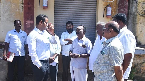 மாவட்ட ஆட்சியரிடம் மனு அளிக்கிறாா் மதிமுக மாவட்டத் தலைவா்  என்.வெங்கடேஷ்வரன் உள்ளிட்டோா்.