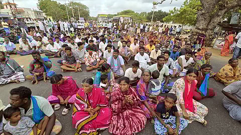  மீனவா்களை விடுவிக்கக் கோரி, தங்கச்சிமடத்தில் சனிக்கிழமை சாலை மறியலில் ஈடுபட்ட மீனவா்கள்.