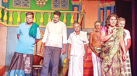 அங்கே நாடகமன்றோ நடக்குது...