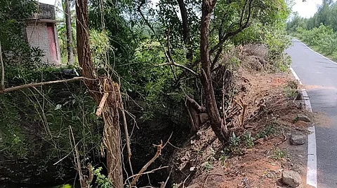   செருக்கனூா் - சாமந்திபுரம் (பங்களா) செல்லும் சாலையின் ஓரம் அபாயகரமாக உள்ள பாழடைந்த விவசாய கிணறு.