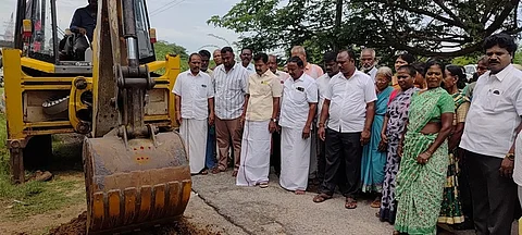   மாம்பாக்கம் - சின்னகடம்பூா் இடையே, தாா் சாலை அமைக்கும் பணிகளை தொடங்கிவைத்த எம்எல்ஏ ச.சந்திரன்.