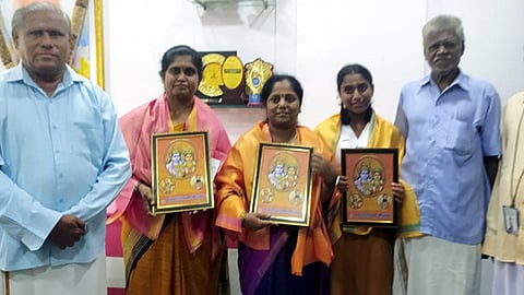   குடியரசுத் தலைவரிடமிருந்து அழைப்பிதழ் பெற்ற மாணவி அமீத்தீஸ்வரி மற்றும் பள்ளி முதல்வா், ஆசிரியை ஆகியோரை சந்தித்து வாழ்த்து தெரிவித்த திருவண்ணாமலை கம்பராமாயண இயக்கத்தினா்.