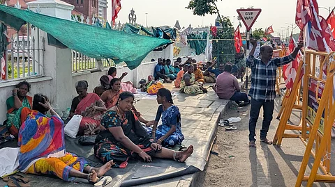 போராட்டத்தில் ஈடுபட்டுவரும் தூய்மைப் பணியாளர்கள்.