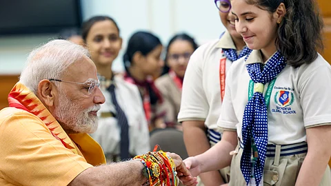 சகோதர-சகோதரிகளுக்கு இடையேயான பந்தத்தைப் போற்றும் வகையில் கடைப்பிடிக்கப்படும் ரக்ஷா பந்தன் விழா நாடு முழுவதும் கொண்டாடப்பட்ட நிலையில், தில்லியில் உள்ள லோக் கல்யாண் மார்க்கில் உள்ள தனது இல்லத்தில் குழந்தைகளுடன் ரக்ஷா பந்தன் விழாவைக் கொண்டாடிய பிரதமர் மோடி.