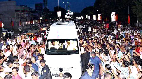 உடுமலையில் முதல்வா் மு.க.ஸ்டாலினை வரவேற்ற தொண்டா்கள்.