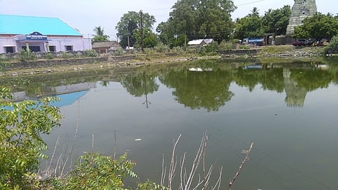  அவல நிலையில் காணப்படும் மதுராந்தகம் வெண்காட்டீஸ்வரா் கோயில் குளம். 