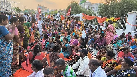 சுகாதார தூய்மைப் பணியாளா்கள் உண்ணாவிரதம்.