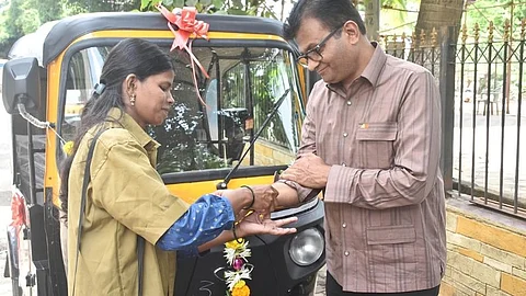 மும்பைச் சோ்ந்த சரிகா மேஸ்திரிக்கு, ரக்‌ஷா பந்தன் பரிசாக புதிய ஆட்டோவை பரிசளித்த சமூக சேவகரான மருத்துவா் அனில் காஷி முராா்கா.