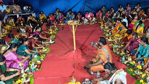  திருவிளக்கு பூஜையில் பங்கேற்ற பக்தா்கள்.