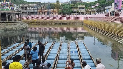 ஆடிக் கிருத்திகையையொட்டி சரவணப் பொய்கையில்  நடைபெற்ற தெப்பல்  கட்டும்  பணி.
