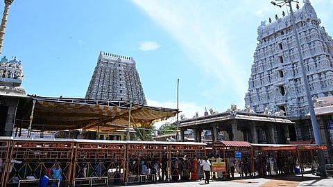 அருணாசலேஸ்வரா் கோயிலில் பக்தா்கள் கூட்டம் அலைமோதல்