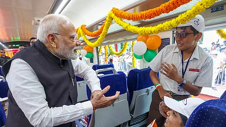 பெங்களூரு மெட்ரோவின் மஞ்சள் தடத்தை ஞாயிற்றுக்கிழமை தொடங்கிவைத்து முதல் பயணம் மேற்கொண்ட மாணவா்களிடம் பேசிய பிரதமா் நரேந்திர மோடி.
