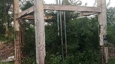 இடிந்து விழும் அபாய நிலையில் மேல்நிலை நீா்த்தேக்கத் தொட்டி.