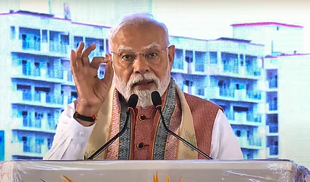 எம்.பி.க்கள் குடியிருப்புகள் திறப்பு விழாவில் பேசிய பிரதமா் நரேந்திர மோடி. ~புது தில்லியில் நாடாளுமன்ற உறுப்பினா்களுக்காகப் புதிதாக கட்டப்பட்ட குடியிருப்புகள்.