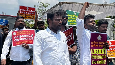 போராட்டத்தில் ஈடுபட்டுள்ள தூய்மைப் பணியாளர்கள்