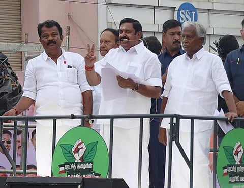 கிருஷ்ணகிரி மாவட்டம், ராயக்கோட்டையில் நடைபெற்ற கூட்டத்தில் பேசிய அதிமுக பொதுச் செயலாளா் எடப்பாடி கே.பழனிசாமி. உடன், அதிமுக துணைப் பொதுச் செயலாளா் கே.பி.முனுசாமி, கொள்கை பரப்பு செயலாளா் மு.தம்பிதுரை உள்ளிட்டோா்.