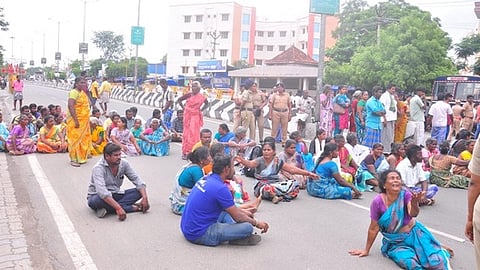 சாலை மறியல் போராட்டத்தில் ஈடுபட்ட தும்பலப்பட்டி கிராமத்தினா்