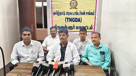  திருவள்ளூா் அரசு மருத்துவமனையில் செய்தியாளா்களிடம் பேசிய தமிழ்நாடு அரசு மருத்துவா்கள் சங்கத்தின் மாநிலப் பொருளாளா் பிரபு சங்கா்.          