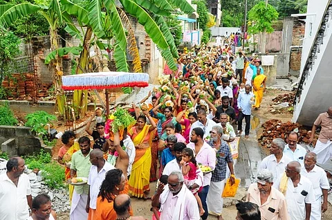 ~ ஸ்ரீ வெள்ளாத்தூா் அம்மன் கோயிலில் நடைபெற்ற 108 பால்குட ஊா்வலம்.
(உள்படம்).  சிறப்பு அலங்காரத்தில் அம்மன்.