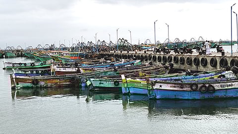ராமேசுவரம் மீனவா்கள் காலவரையற்ற வேலைநிறுத்தப் போராட்டம்