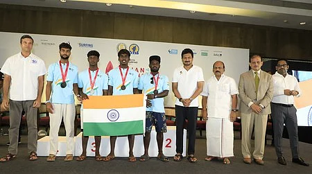 இந்திய சா்ஃபிங் வீரா்களுடன் துணை முதல்வா் உதயநிதி ஸ்டாலின், அமைச்சா் தா.மோ. அன்பரசன், விளையாட்டுத் துறை கூடுதல் தலைமைச் செயலா் அதுல்ய மிஸ்ரா, எஸ்டிஏடி உறுப்பினா் செயலா் ஜெ.மேகநாத ரெட்டி, சா்ஃபிங் கூட்டமைப்பு தலைவா் அருண் வாசு.