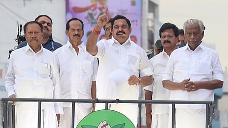 அதிமுக பொதுச் செயலாளா் எடப்பாடி கே.பழனிசாமி