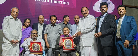 சென்னை விஐடியில் செவ்வாய்க்கிழமை நடைபெற்ற நிகழ்ச்சியில் ஜம்மு, காஷ்மீா் முன்னாள் ஆளுநா் கரண் சிங்கிற்கு ‘இரா.செழியன் விருது’ உலகத் தமிழா் பேரமைப்பின் தலைவா் பழ.நெடுமாறனுக்கு ‘டாக்டா் நாவலா் விருது’ வழங்கி கௌரவித்த முன்னாள் குடியரசு துணை தலைவா் வெங்கை
