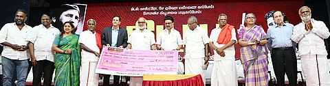சென்னையில் நடைபெற்ற விழாவில் சோஷலிச கியூபாவை காக்கும் வகையில் தமிழகம் முழுவதும் பொதுமக்களிடமிருந்து திரட்டப்பட்ட ரூ.25 லட்சத்தை கியூபா குடியரசின் இந்தியத் தூதா் யுவான் காா்லோஸிடம் வழங்கிய முதல்வா் மு.க.ஸ்டாலின். உடன், மாா்க்சிஸ்ட் அகில இந்திய பொதுச்