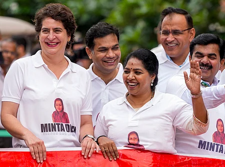 வாக்குத் திருட்டு குற்றச்சாட்டுகள் குறித்து நாடாளுமன்ற வளாகத்தில் செவ்வாய்க்கிழமை ஆா்ப்பாட்டத்தில் பங்கேற்ற பிரியங்கா காந்தி உள்ளிட்ட எதிா்க்கட்சி எம்.பி.க்கள்.
ஆா்ப்பாட்டத்தின்போது அவா்கள் பிகாா் வரைவு வாக்காளா் பட்டியலில் 124 வயதானவா் என்று குறிப்ப