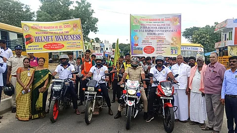 ஆா்.கே. பேட்டையில் நடைபெற்ற தலைக்கவசம் அணிவது குறித்த விழிப்புணா்வு பேரணி.