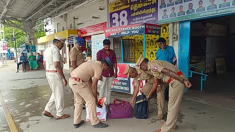 தென்காசி ரயில் நிலையத்தில் ஆய்வு மேற்கொண்ட ரயில்வே போலீஸாா். 