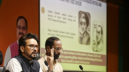 தில்லியில் பாஜக தலைமை அலுவலகத்தில் புதன்கிழமை நடைபெற்ற பத்திரிகையாளா் சந்திப்பில் எதிா்க்கட்சியைச் சோ்ந்த முக்கியத் தலைவா்கள் போட்டியிட்ட தொகுதிகளில் போலி வாக்காளா்கள் இடம்பெற்றது குறித்து காணொலி காட்சி மூலம் விளக்கிய மத்திய அமைச்சா் அனுராக் 